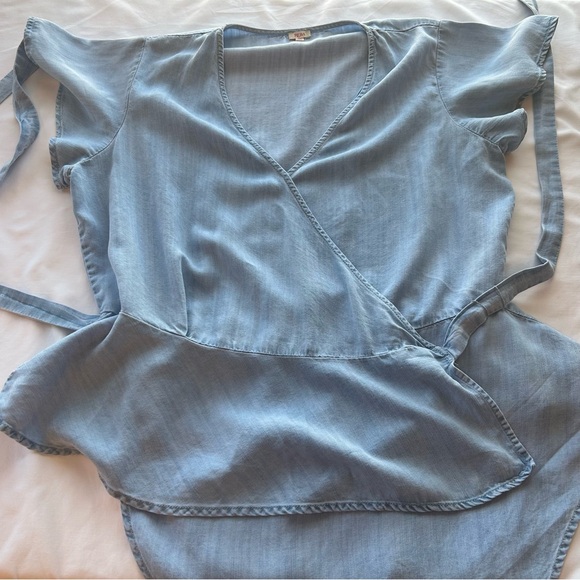 Reba Asymmetric Hem Chambray Wrap Blouse Sz M 100% Tencel - Picture 14 of 14